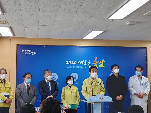 포항시와 포항지역 병원장들이 19일 시청에서 합동으로 코로나19 확진자 발생에 따른 긴급 기자회견을 갖고 있다. 이상원 기자