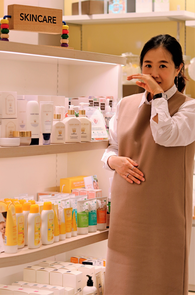 대구 신세계백화점 유아 스킨케어 브랜드 베리맘은 천연 씨앗 성분으로 만든 세라마이드를 함유한 크림(5만8천원), 로션(5만원), 워시(4만8천원), 오일(5만원)을 판매한다. 대구신세계 제공.
