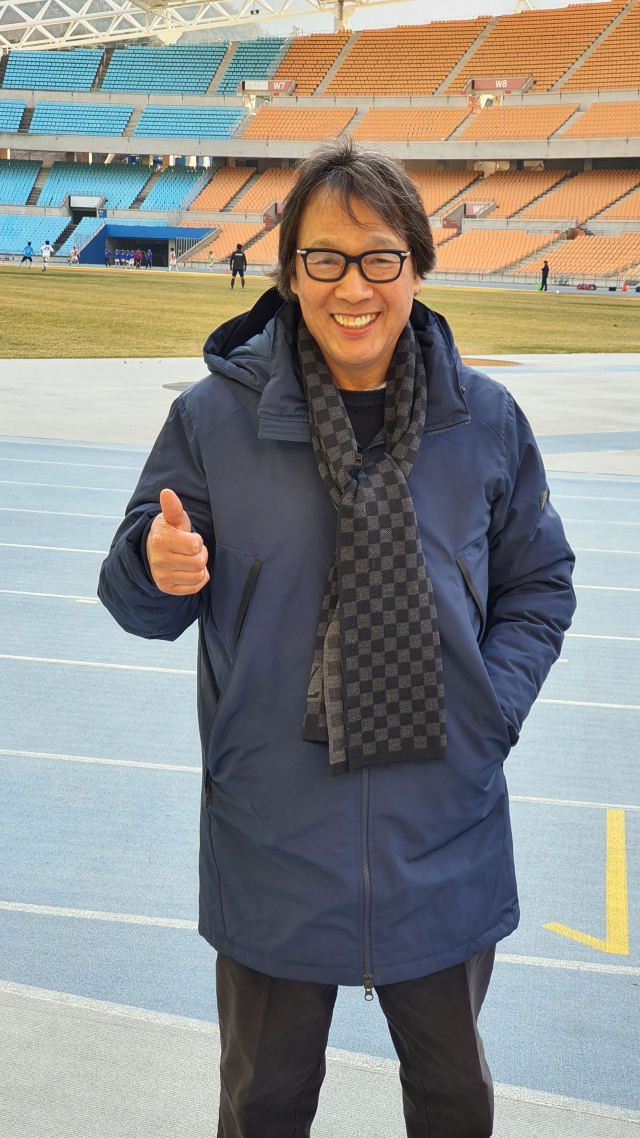 대구FC 조광래 단장(대표이사 겸)이 지난 20일 대구스타디움에서 수성대와의 연습경기를 지켜보다 포즈를 취하고 있다. 김교성 기자