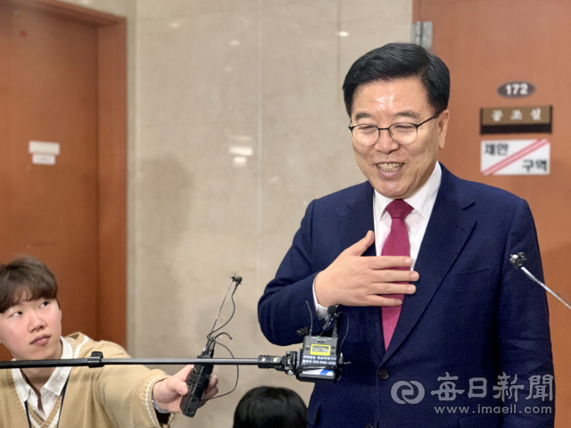 안동의 3선 김광림 미래통합당 최고위원이 20일 서울 여의도 국회 정론관에서 긴급 기자회견을 열고 4·15 총선 불출마를 선언하고서 기자들과 만나 질문에 대답하고 있다.홍준표 기자 pyoya@imaeil.com