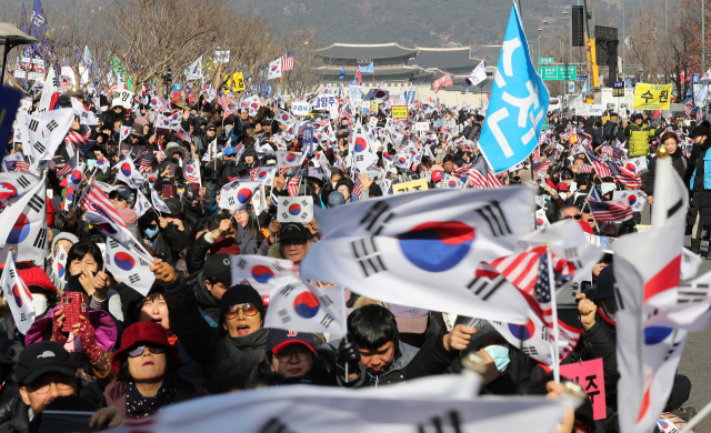 문재인하야범국민투쟁본부 집회 참가자들. 연합뉴스