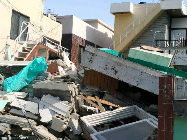 21일 오전 11시 4분께 부산 연제구 한 단독주택 철거 공사 현장에서 발생한 붕괴사고. 부산소방본부는 5명이 매몰된 가운데 2명이 구조됐다고 밝혔다. [부산경찰청 제공. 재판매 및 DB 금지] 연합뉴스