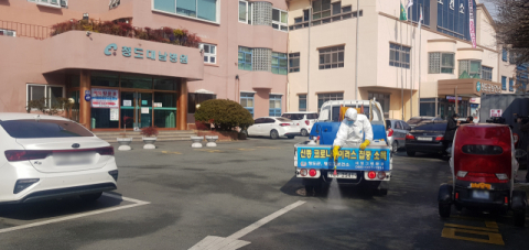 코로나바이러스 감염증(코로나19) 확진자 다수와 사망자가 나온 경북 청도 대남병원에서 21일 오후 방역작업이 이뤄지고 있다. 연합뉴스