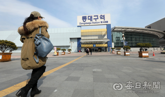 대구경북에 코로나19 확산 여파로 대구 방문객도 줄어든 듯 21일 동대구역 광장이 한산한 모습을 보이고 있다. 김태형 선임기자 thk@imseil.com