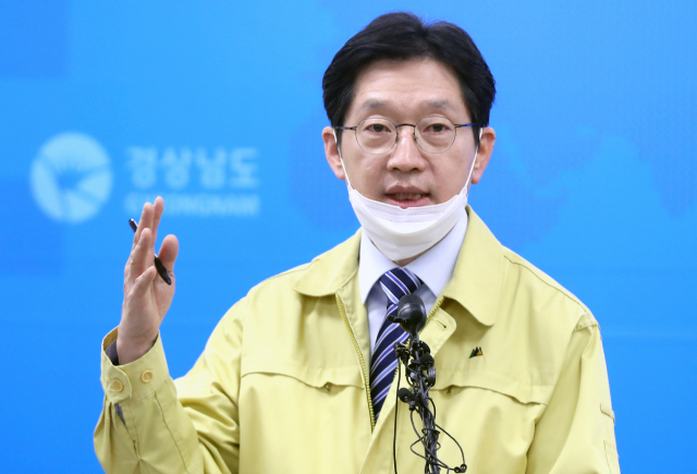김경수 경남도지사가 21일 오전 경남도청 프레스센터에서 신종코로나 바이러스 감염증(코로나19) 브리핑을 마친 후 취재진 질문에 답변하고 있다. 이날 경남에는 확진자가 4명 발생했다. 연합뉴스