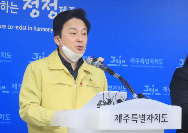 제주에서 첫 번째 신종 코로나바이러스 감염증(코로나19) 확진자가 발생한 21일 오전 원희룡 제주지사가 제주 첫 확진자 발생에 따른 위기극복 내용이 담긴 담화문을 발표하고 있다. 연합뉴스