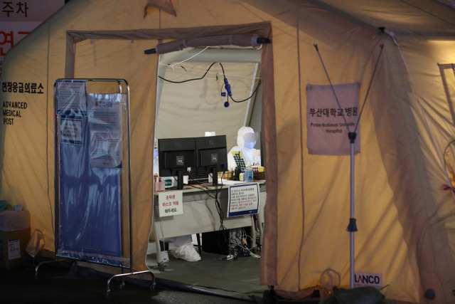 21일 오후 경북 청도 대남병원에서 이송 후 사망한 신종 코로나바이러스 감염증(코로나19) 환자로 인해 부산대학교병원에 긴장감이 흐르고 있다. 연합뉴스