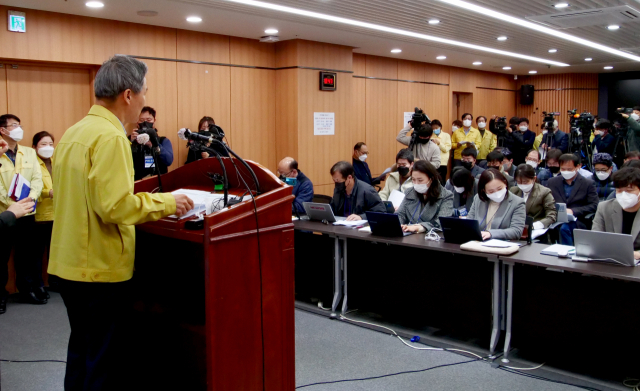 채홍호 행정부시장이 지난 22일 오전 대구시청 상황실에서 코로나바이러스감염증-19(코로나19) 추가 확진자와 관련해 담당 관계자들과 함께 브리핑을 하고 있다. 안성완 기자 asw0727@imaeil.com