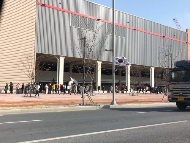 22일 오전 대구 동구 신서동 코스트코 대구혁신도시점 앞에 마스크를 사려는 시민들이 줄지어 있다. 독자 제공
