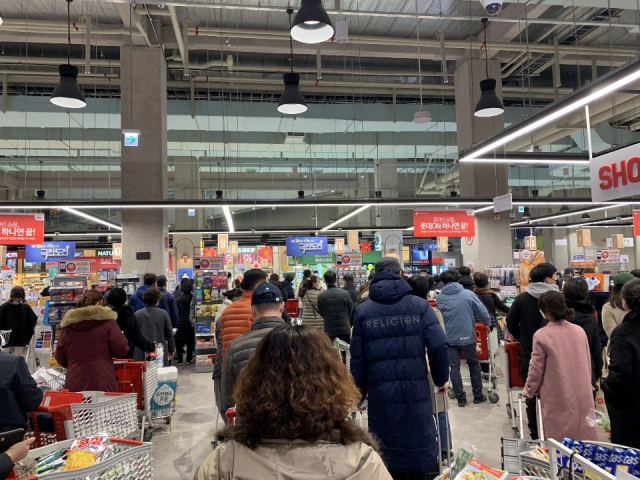 22일 오전 대구 북구 롯데마트 칠성점에 마스크를 사려는 인파가 몰려 북새통을 이뤘다. 독자 제공