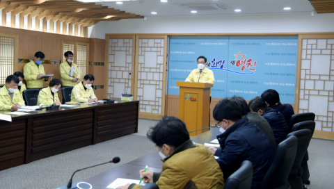 최기문 영천시장이 22일 지역내 7번째 코로나19 확진자에 관한 언론브리핑을 하고 있다. 영천시 제공