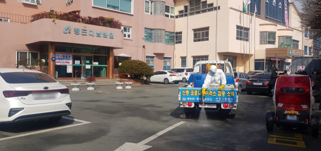 신종 코로나바이러스 감염증(코로나19) 확진자 다수와 사망자가 나온 경북 청도 대남병원에서 21일 오후 방역작업이 이뤄지고 있다. 연합뉴스