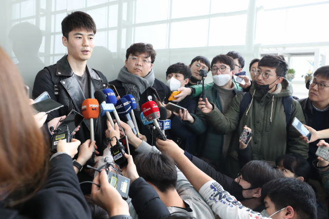 K리그 복귀 무산 이후 스페인 1부리그 행을 앞두고 있는 기성용이 21일 오전 인천국제공항을 통해 스페인으로 출국하기에 앞서 무산된 K리그 복귀 협상과 관련한 취재진의 질문에 답하고 있다. 연합뉴스