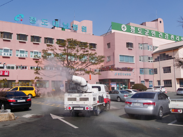 22일 오후 신종 코로나바이러스 감염증(코로나19) 확진자 111명이 입원해 있는 경북 청도군 대남병원에 방역작업이 한창이다. 이날 청도대남병원 관련 환자는 92명이 추가됐다. 92명 중 91명은 경북, 1명은 대구 지역 발생자다. 안성완 기자 asw0727@imaeil.com