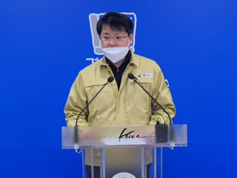 21일 오후 자택서 숨진 채 발견됐다가 22일 코로나19 확진 판정을 받은 경주 40대 남성과 관련, 이영석 경주시 부시장이 이날 오후 긴급 브리핑을 하고 있다. 김도훈 기자