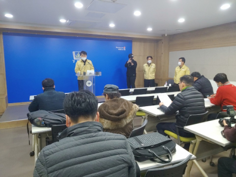 21일 오후 자택서 숨진 채 발견됐다가 22일 코로나19 확진 판정을 받은 경주 40대 남성과 관련, 이영석 경주시 부시장이 이날 오후 긴급 브리핑을 하고 있다. 김도훈 기자