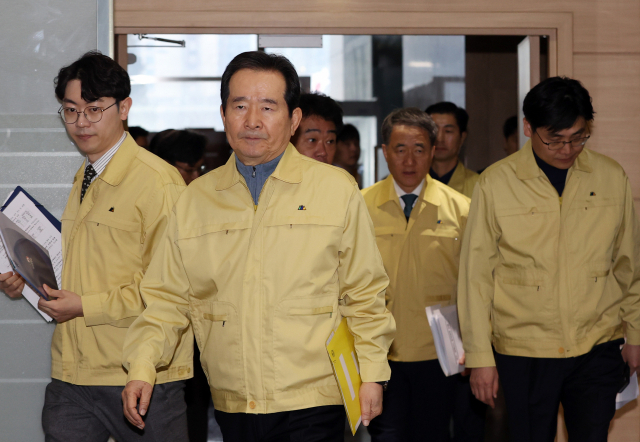 정세균 국무총리가 22일 오후 정부서울청사 중앙재난안전상황실 서울상황센터에서 열린 대구·경북 방역상황 점검회의에 참석하기 위해 입장하고 있다. 연합뉴스