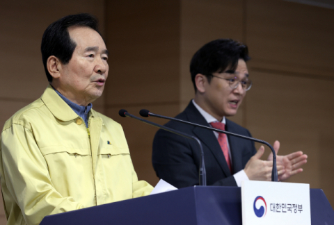 정세균 국무총리가 22일 오후 정부서울청사에서 신종 코로나바이러스 감염증(코로나19)이 전국적 확산세로 접어든 것과 관련해 대국민담화를 발표하고 있다. 연합뉴스