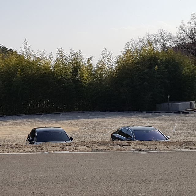 대구 대표적 명승고적으로 손꼽히는 팔공산 동화사의 주차장이 지난 22일 오후 주말임에도 불구하고 우한폐렴(코로나19) 확산에 따라 찾아오는 방문객이 뚝 끊겨 텅 비어 있다. 동화사는 일요일인 23일 산문을 전면폐쇄했다. 석민 선임기자