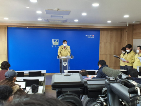 최근 코로나19 확진 판정을 받은 대구 20대 여성의 실거주지가 경주인 것으로 확인되면서 주낙영 경주시장이 23일 오전 경주시청에서 브리핑을 하고 있다. 김도훈 기자