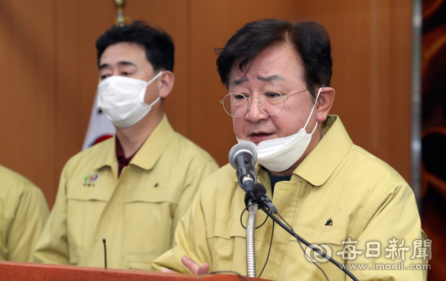 권영세 안동시장은 안동지역에 코로나19 확진자가 잇따라 발생하자 매일 브리핑을 통해 대책과 현황을 설명하고 있다. 안동시 제공