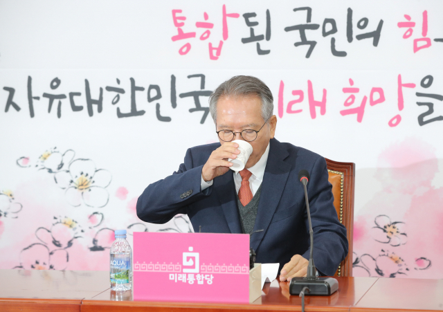 물나시는 미래통합당 김형오 공천관리위원장. 연합뉴스