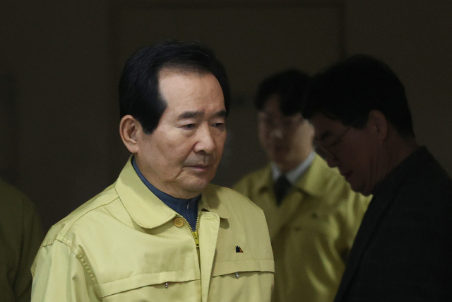 정세균 국무총리가 22일 오후 정부서울청사에서 신종 코로나바이러스 감염증(코로나19)의 전국적 확산세 관련 대국민담화를 발표하기 위해 브리핑룸으로 들어서고 있다. 정 총리는 특히 