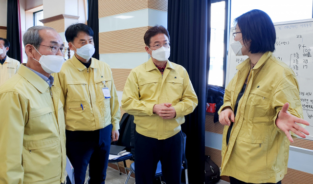 이철우 경북도지사가 청도군청에 마련된 코로나19 범정부특별지원단을 방문해 현황 설명을 듣고 있다. 경북도 제공