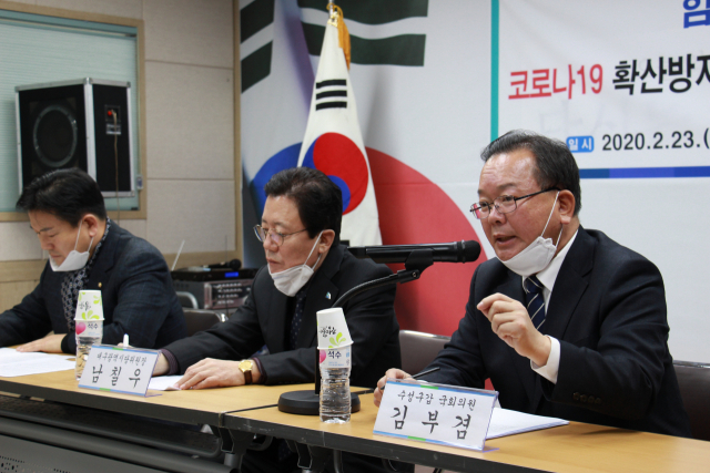 더불어민주당 남칠우 대구시당위원장, 김부겸 대구경북 권역별 선거대책위원장 (수성갑 국회의원), 홍의락 북구을 국회의원은 23일 오후 비상대책회의를 개최하고 코로나19 확산방지와 신속한 격리‧치료를 위해 현행의 미비한 법과 제도를 뛰어 넘어 필요시 선제적이고 강제적 대응을 정부에 촉구했다. 더불어민주당 대구시당 제공