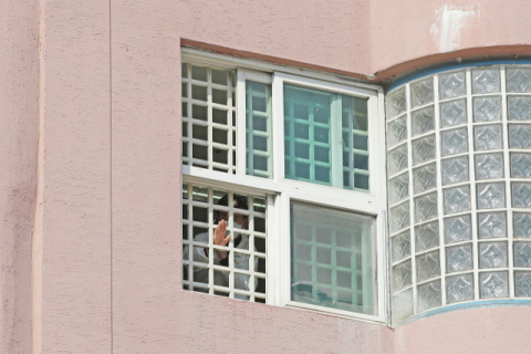 지난 21일 경북 청도군 대남병원에서 격리된 관계자가 창문을 통해 가족과 인사하고 있다. 연합뉴스