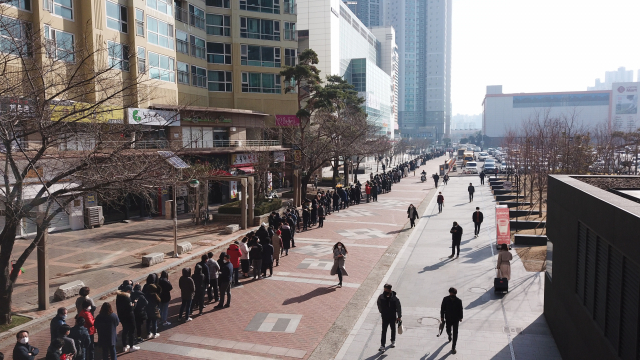 24일 오전 9시50분 쯤 대구 북구 칠성동 이마트 칠성점에 마스크를 사기 위한 시민들이 장사진을 이루고 있다. 안성완 기자 asw0727@imaeil.com