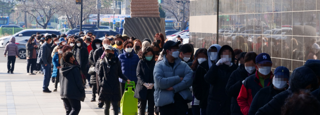 24일 오전 9시50분 쯤 대구 북구 칠성동 이마트 칠성점에 마스크를 사기 위한 시민들이 장사진을 이루고 있다. 안성완 기자 asw0727@imaeil.com
