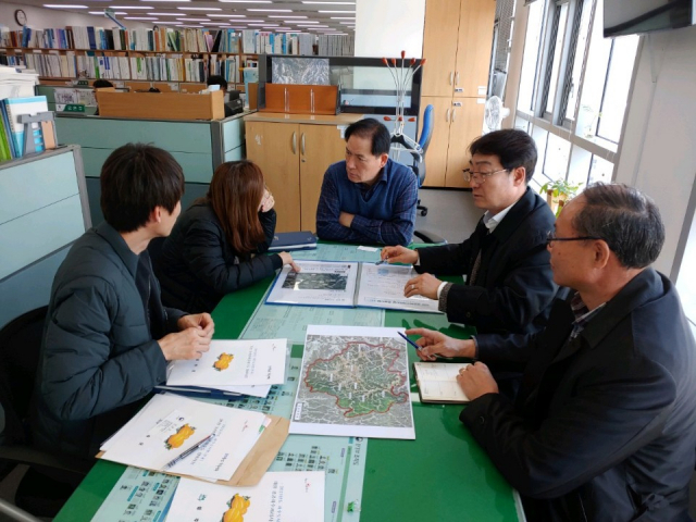 경북 성주군 상하수도사업소 관계자들이 환경부 생활하수과 담당자(가운데)에게 성주군 내 하수도 정비 및 하수처리시설 증설 필요성을 설명하고 국비 지원을 요청하고 있다. 성주군 제공