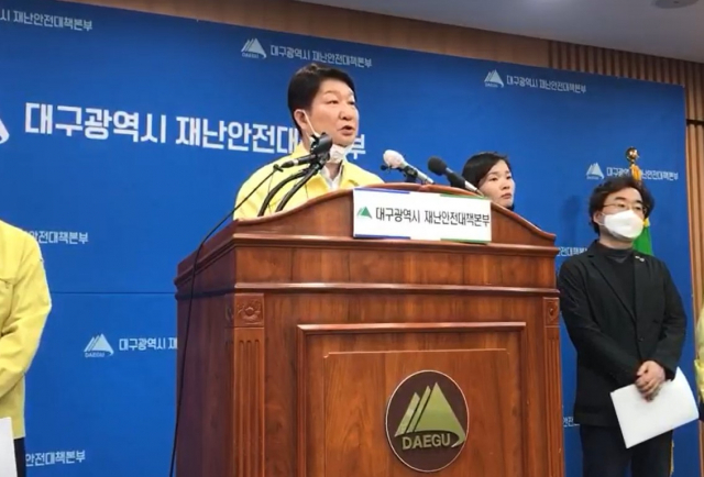 권영진 대구시장이 24일 오전 대구시 코로나바이러스감염증-19(코로나19) 정례브리핑에서 기자들 질문에 답변하고 있다. 매일신문TV 갈무리