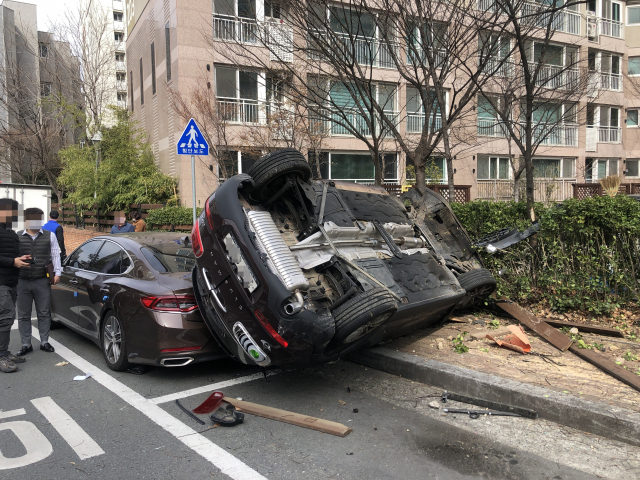 24일 오후 1시 20분 대구시 범어동 한 도로에서 전복한 미니 클럽맨 승용차가주차된 그랜저차량과 충돌했다.