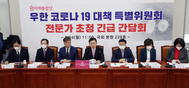미래통합당 코로나19 대책 특별위원회 위원장을 맡은 황교안 대표가 24일 오전 국회에서 열린 미래통합당 코로나19 대책특별위원회 전문가 초청 긴급 간담회에서 발언하고 있다. 자료사진 연합뉴스