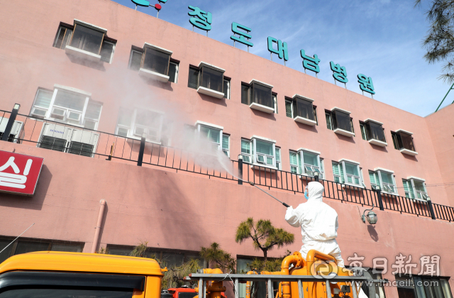 24일 경북 청도군 대남병원에서 방역 관계자들이 병원 건물을 소독하고 있다. 성일권 기자 sungig@imaeil.com