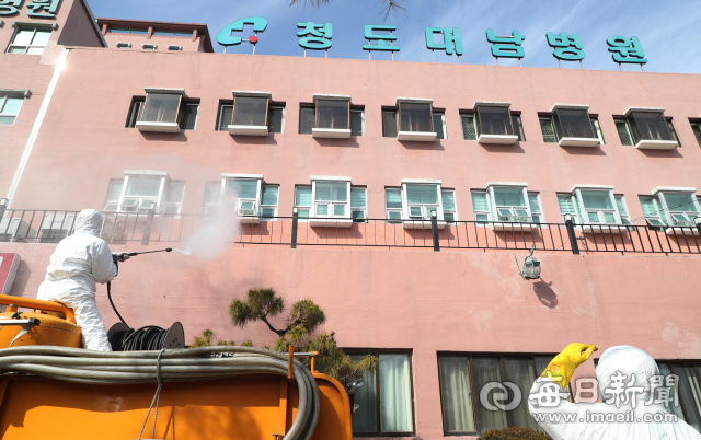 지난달 26일 청도 대남병원에서 의료진들이 환자를 다른 병원으로 이송하기 위해 119구급차에 태우고 있다. 성일권 기자 sungig@imaeil.com