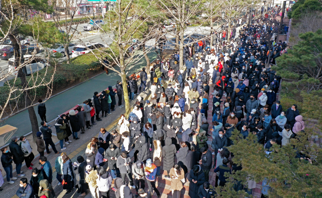 24일 오전 대구 이마트 만촌점에서 시민들이 마스크를 구입하기 위해 줄지어 차례를 기다리고 있다. 김영진 기자 kyjmaeil@imaeil.com