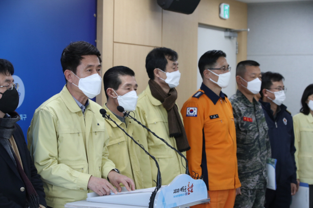 포항시와 유관기관들이 24일 포헝시에서 긴급 방역태세에 돌입한다고 밝히고 있다. 포항시 제공