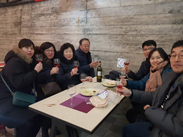 문경의 한 카페에서 문경 오미자 음료를 즐기고 있는 가족단위 관광객. 문경시 제공