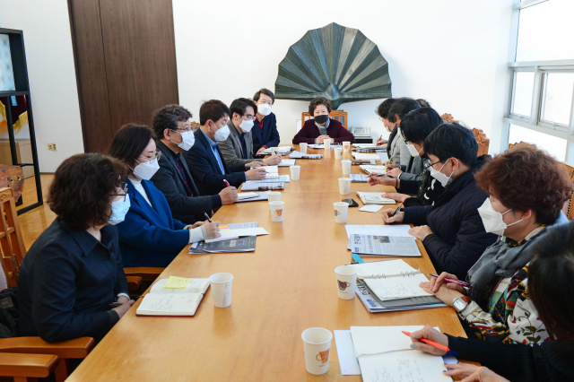 대구보건대 보직자들이 24일 회의실에서 코로나19 바이러스 확산에 따른 긴급대책회의를 진행하고 있다. 대구보건대 제공