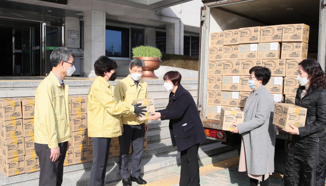 전국보건교사협회 관계자들이 24일 대구시교육청을 찾아 코로나19 확산 방지에 도움이 됐으면 좋겠다며 마스크 3만장을 전달했다. 대구시교육청 제공