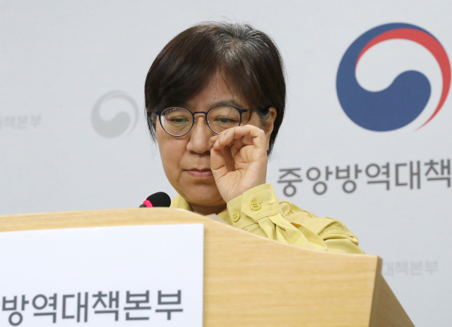 정은경 중앙방역대책본부장(질병관리본부장)이 24일 오후 충북 청주시 질병관리본부에서 신종 코로나바이러스 감염증 국내 발생현황 및 확진환자 중간조사 결과 등 정례브리핑을 하던 중 사망한 환자 숫자를 발표하며 무거운 표정을 하고 있다. 연합뉴스