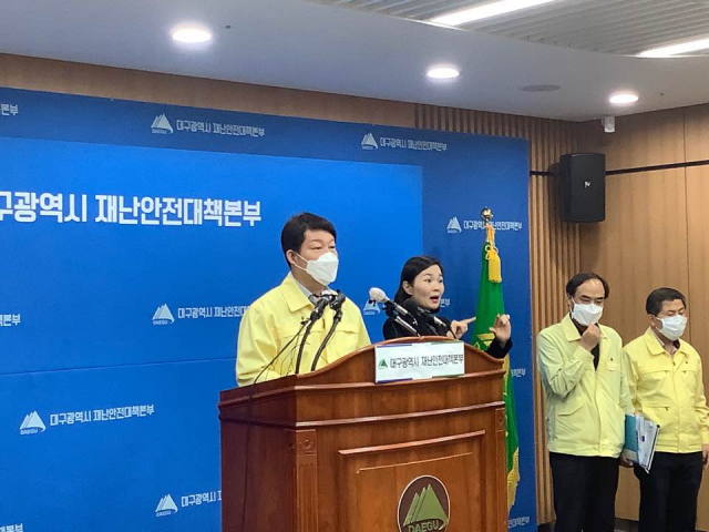 권영진 대구시장이 25일 코로나19 관련 정례브리핑을 하고 있다. 이남영 기자