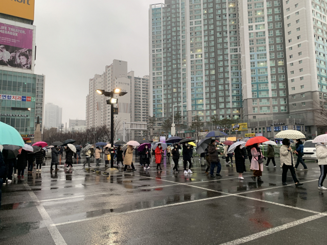 25일 비가 쏟아지는 가운데도 마스크를 구하려는 시민들의 행렬이 줄을 이었다. =독자 제공