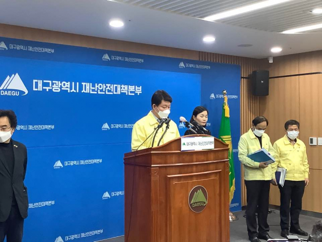 권영진 대구시장이 25일 오전 코로나19 관련 정례브리핑을 하고 있다. 디지털국 이남영 기자