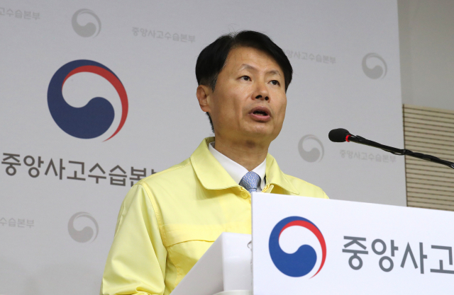 김강립 중앙사고수습본부 부본부장(보건복지부 차관)이 25일 오전 세종시 정부세종청사에서 코로나19 대응 중앙사고수습본부 회의 결과 등 정례브리핑을 하고 있다. 연합뉴스