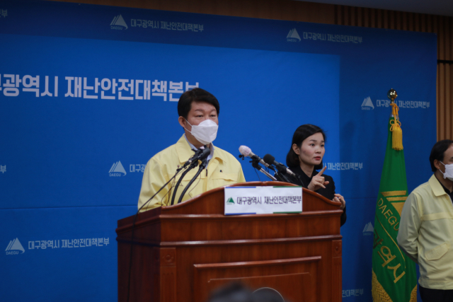 권영진 대구시장이 25일 오전 대구시 코로나19 관련 정례브리핑을 진행하고 있다. TV매일신문 제공