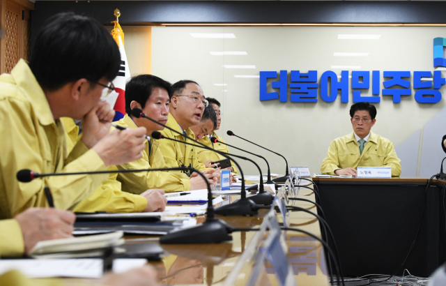 홍남기 경제부총리가 25일 서울 여의도 더불어민주당사에서 열린 신종코로나바이러스 감염증(코로나19) 대응 고위당정협의회에서 발언하고 있다. 연합뉴스